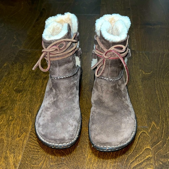 UGG Shoes - UGG Caspia Boot